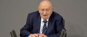 Marcel Reich-Ranicki spricht während der Gedenkstunde im Deutschen Bundestag zum 67. Jahrestag der Befreiung des Konzentrationslagers Auschwitz.