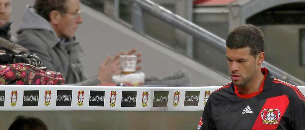 Für sein Verhalten nach der Auswechslung im Spiel gegen Mainz muss Michael Ballack viel Kritik einstecken.