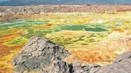 Die spektakulärste Wüste der Welt. Die Danakil-Senke liegt mehr als 100 Meter tiefer als der Meeresspiegel. Sie gehörte früher zum Roten Meer, wurde geologisch abgetrennt und trocknete aus. Die Farben entstehen durch Salze, Metalle und Mineralien. 