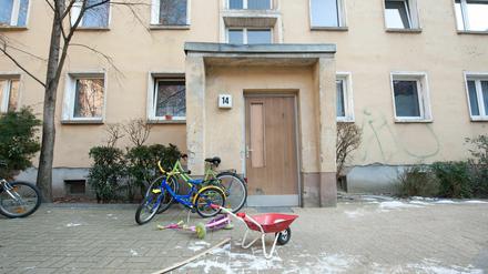 Kinderspielzeug liegt vor einem Mehrfamilienhaus in der Indira-Gandhi-Straße im Stadtteil Weißensee in Berlin.