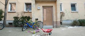 Kinderspielzeug liegt vor einem Mehrfamilienhaus in der Indira-Gandhi-Straße im Stadtteil Weißensee in Berlin.
