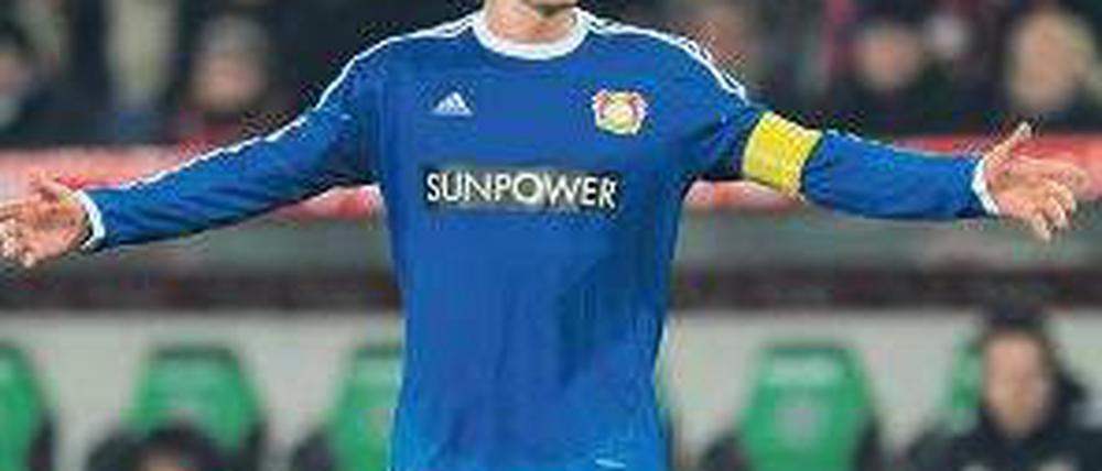 Warum ich? Ballack beschwerte sich zuletzt über seine Auswechslung. Foto: dapd
