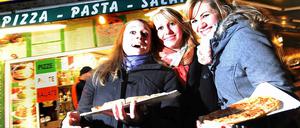 Aufgekratzt. „Ohne Pizza geht’s nicht nach Hause“, sagt Miriam (rechts) und kauft mit ihren Freundinnen Tasja (l.) und Lilly leichte Kost für den Heimweg. 