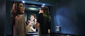 Mädels beim Geheimnistausch auf der Toilette. Aber es reicht, vor dem Spiegel zu plaudern.