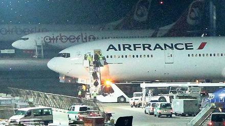 Alarm in Tegel. Das Flugzeug der Air France war auf der Reise nach Peking kurz vor Berlin in Not geraten.  Foto: Andreas Meyer