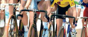 Rangefahren. Die Berlinerin Charlotte Becker (in rot) setzt sich seit langem für die Gleichberechtigung von Frauen bei Sechstagerennen ein – in Berlin ist es nun so weit. Foto: Camera 4