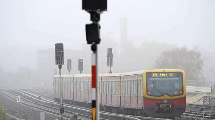 Im Moment müssen die Fahrgäste der S-Bahn sich wieder auf lange Wartezeiten einstellen. Und jetzt beginnt es auch noch zu schneien.