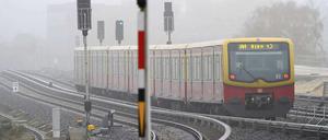 Im Moment müssen die Fahrgäste der S-Bahn sich wieder auf lange Wartezeiten einstellen. Und jetzt beginnt es auch noch zu schneien.