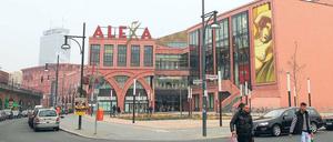 Rosarote Einkaufswelt. Auffallen um jeden Preis – das mag eine Überlegung der Bauherren gewesen sein, die der Bonbonfarbe den Vorzug gaben. 