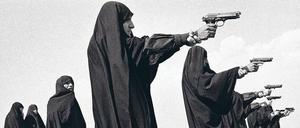 Der Fotograf Jean Gaumy dokumentiert 1986 bei Teheran die Schießübungen iranischer Frauen.