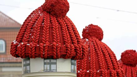 Mit Bommelmützen wirbt das Bauministerium hier im baden-württembergischen Ettlingen für das Gebäudesanierungsprogramm der KfW. Doch statt der geplanten 1,5 Milliarden Euro stehen in diesem Jahr nur noch 900 Millionen Euro dafür zur Verfügung. 