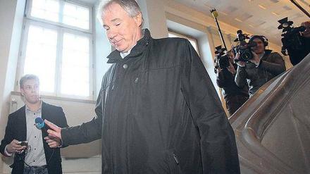 Schweigend im Blitzlicht. Uwe Schwenker nach dem Freispruch. Foto: dpa