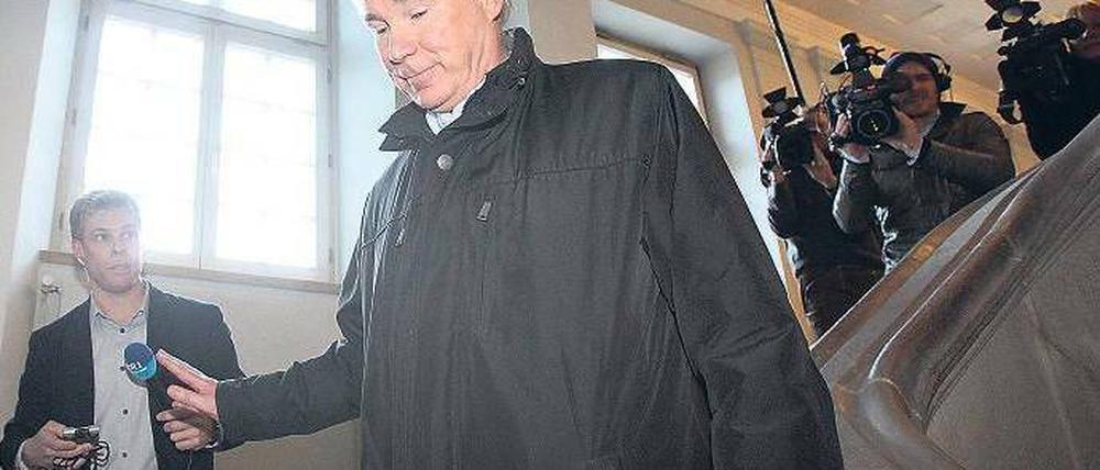 Schweigend im Blitzlicht. Uwe Schwenker nach dem Freispruch. Foto: dpa
