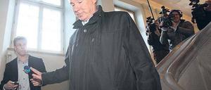 Schweigend im Blitzlicht. Uwe Schwenker nach dem Freispruch. Foto: dpa