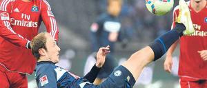 Im freien Fall, den Fuß am Ball. Roman Hubnik (Mitte, im Zweikampf gegen Hamburgs Tomas Rincon) nützte am Sonnabend auch eine gute Technik nichts. Die Berliner müssen sich nun mit dem Abstiegskampf auseinandersetzen. Foto: dpa