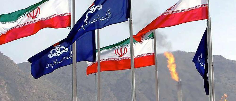 Die Flaggen des Iran und der nationalen iranischen Ölgesellschaft wehen auf einem Gasfeld in Assalouyeh.