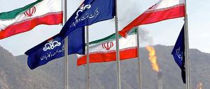 Die Flaggen des Iran und der nationalen iranischen Ölgesellschaft wehen auf einem Gasfeld in Assalouyeh.