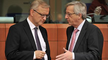 Was tun? Olli Rehn (li.) beratschlagt mit Jean-Claude Juncker.