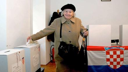 Wählerin beim Referendum über den EU-Beitritt-Kroatiens. Eine Mehrheit stimmte dafür.