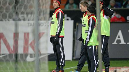 Wir müssen leider draußen bleiben: Michael Ballack steht wie die anderen Leverkusener Ersatzspieler abseits des Platzes.