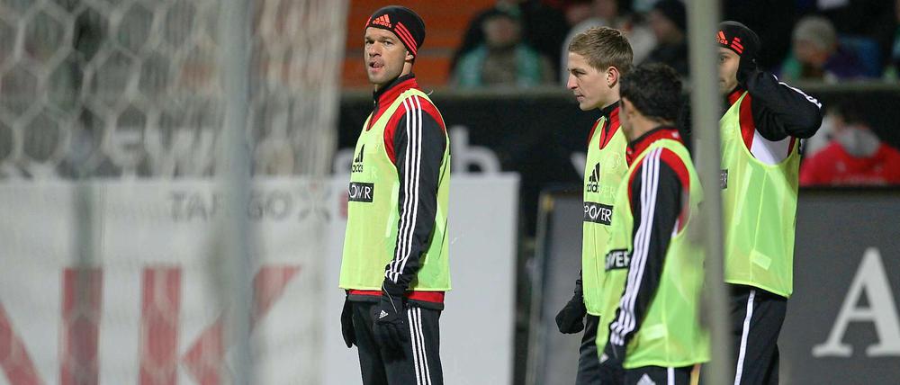 Wir müssen leider draußen bleiben: Michael Ballack steht wie die anderen Leverkusener Ersatzspieler abseits des Platzes.