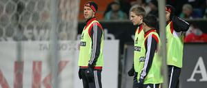 Wir müssen leider draußen bleiben: Michael Ballack steht wie die anderen Leverkusener Ersatzspieler abseits des Platzes.
