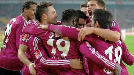 Lila Laune in Köln: Doch nicht die Kölner jubeln am Ende, sondern die Schalker, die das 0:1 von Lukas Podolski in ein 4:1 drehen.