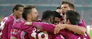 Lila Laune in Köln: Doch nicht die Kölner jubeln am Ende, sondern die Schalker, die das 0:1 von Lukas Podolski in ein 4:1 drehen.