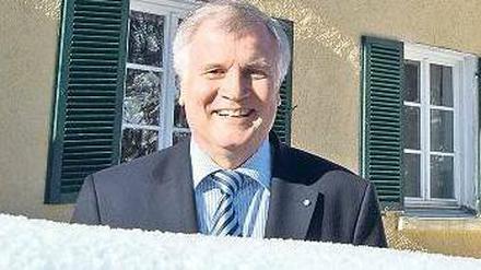 Hinterm Berg. Horst Seehofer stören vor allem die 3,7 Milliarden Euro, mit denen aus München jährlich die ärmeren Länder unterstützt werden. Dass Bayern selbst bis 1986 am Tropf hing, wird dort gerne vergessen.Foto: Peter Kneffel/dpa