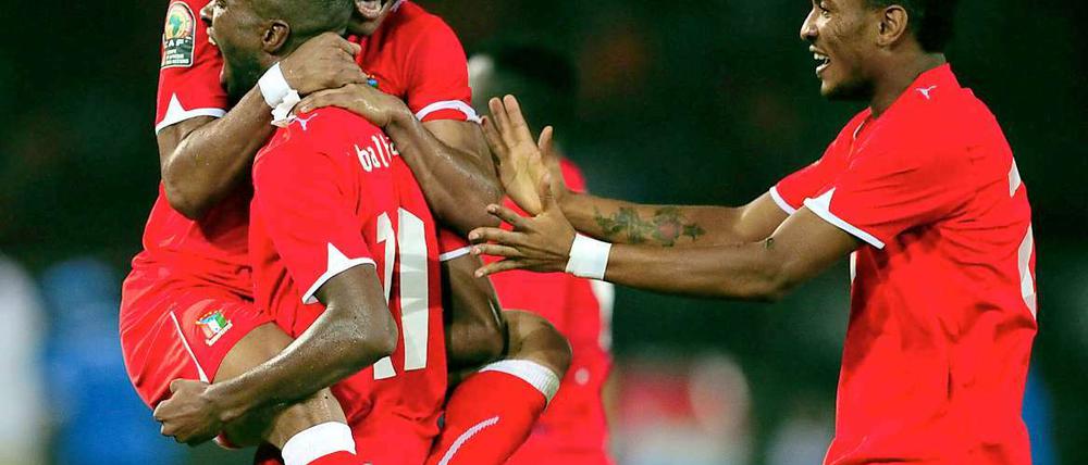 Torschütze Javier "Rocky" Balboa jubelt gemeinsam mit seinen Mannschaftskollegen über seinen späten Siegtreffer.