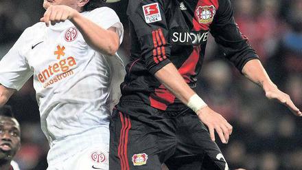 Hart und unherzlich. Der Mainzer Baumgartlinger (li.) und Bayers Kadlec. Foto: AFP