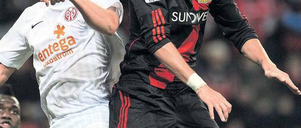 Hart und unherzlich. Der Mainzer Baumgartlinger (li.) und Bayers Kadlec. Foto: AFP