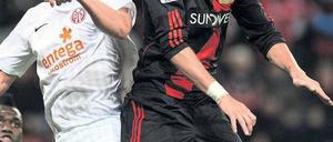 Hart und unherzlich. Der Mainzer Baumgartlinger (li.) und Bayers Kadlec. Foto: AFP
