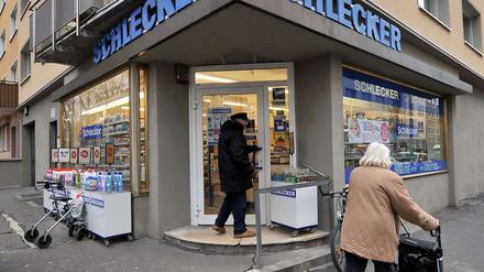 Veraltet. Schlecker kämpft mit seinem Image und will seine Geschäfte modernisieren.