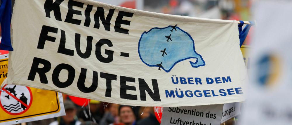 Protest gegen die Flugrouten über dem Müggelsee.