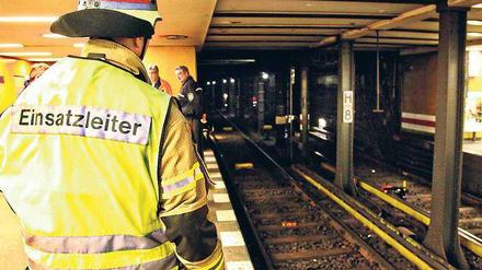 Glimpflich ausgegangen. Nach dem Brand am U-Bahnhof Zoo stellte die Feuerwehr Belüftungsgeneratoren auf, um den Tunnel vom Rauch zu befreien. 