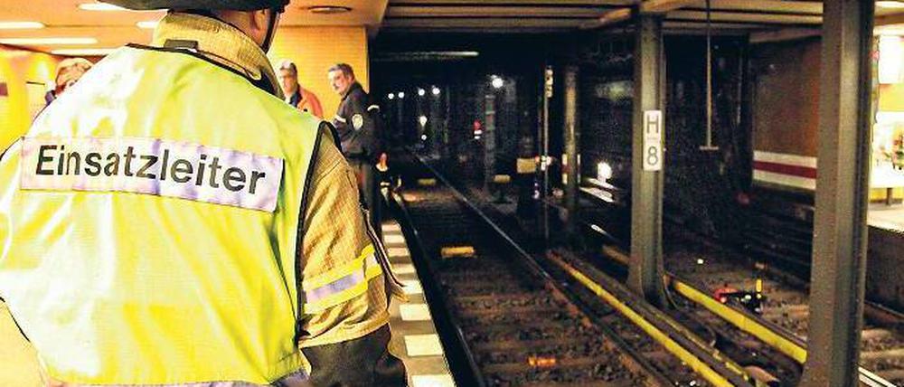 Glimpflich ausgegangen. Nach dem Brand am U-Bahnhof Zoo stellte die Feuerwehr Belüftungsgeneratoren auf, um den Tunnel vom Rauch zu befreien. 