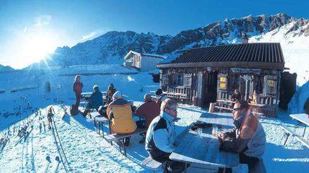 Champagner lagert in der kleinsten Hütte. An Frankreichs Pisten kann man auch gut speisen – wie hier im Berggasthof „Le Lapisa“ im Gebiet Portes du Soleil. 