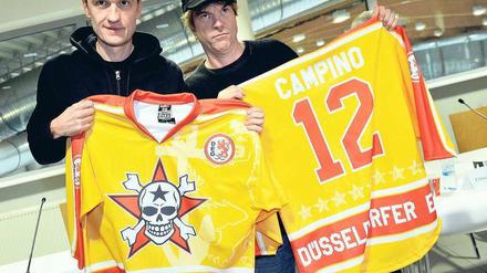 Im Zeichen des Totenkopfs. Breiti und Campino von den Toten Hosen zeigen das neue Trikot.
