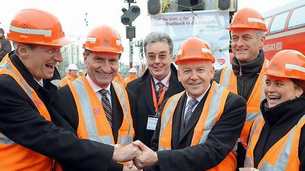 Bahn-Chef Rüdiger Grube auf der Baustelle zum Großprojekt "Stuttgart 21". Künftig will er nicht mehr bloß Führungskräften die Hände schütteln.