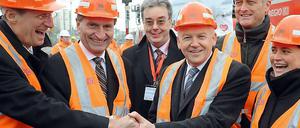 Bahn-Chef Rüdiger Grube auf der Baustelle zum Großprojekt "Stuttgart 21". Künftig will er nicht mehr bloß Führungskräften die Hände schütteln.