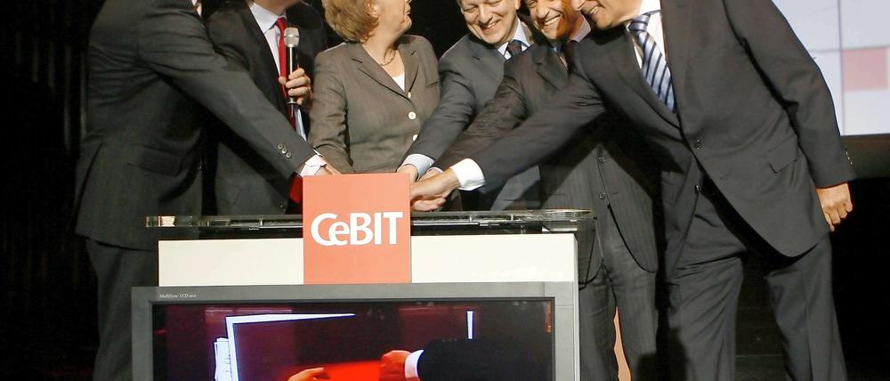 Schalten sie gerade das Internet ab? Frankreichs Präsident Nicolas Sarkozy zu Besuch auf der Cebit in Hannover.