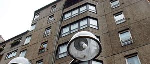 In der Wilhelmstraße werden immer mehr Wohnungen an Touristen vermietet. Der Bezirk wollte dieser Praxis einen Riegel vorschieben. Das Verwaltungsgericht hat das Verbot aber wieder gekippt.