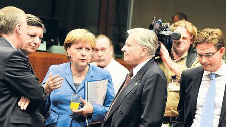 O-Saft in Brüssel, Molotowcocktails in Athen. Die Filmemacher zeigen nicht nur Kanzlerin Angela Merkel bei Verhandlungen, sondern auch die wütenden Proteste der Griechen gegen die Beschlüsse.