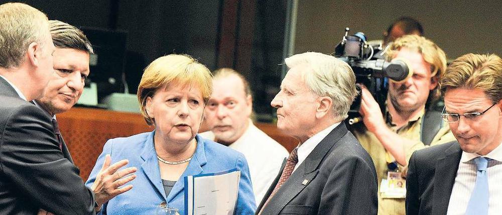 O-Saft in Brüssel, Molotowcocktails in Athen. Die Filmemacher zeigen nicht nur Kanzlerin Angela Merkel bei Verhandlungen, sondern auch die wütenden Proteste der Griechen gegen die Beschlüsse.