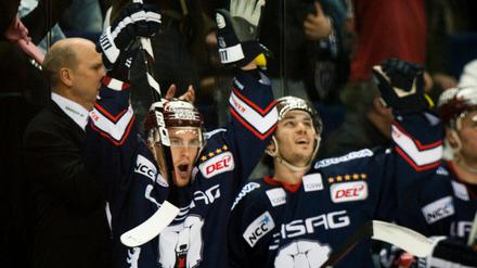 Einer von drei Eisbären aus Ottawa. Julian Talbot (rechts).