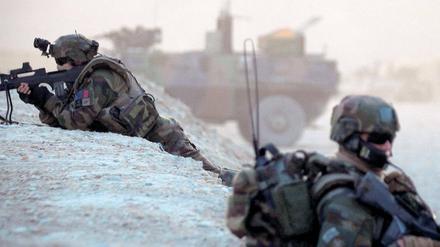 Im Einsatz: Französische Soldaten bei einer Patrouille in Afghanistan. Gefahr droht ihnen aber nicht nur von Taliban, sondern auch von afghanischen Soldaten. 