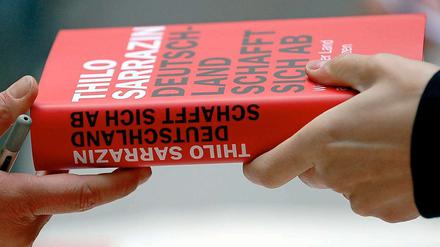 Der tschechische Künstler Martin Zet hatte dazu aufgerufen, das seiner Ansicht nach ausländerfeindliche Sarrazin-Buch an verschiedenen Sammelstellen abzugeben.