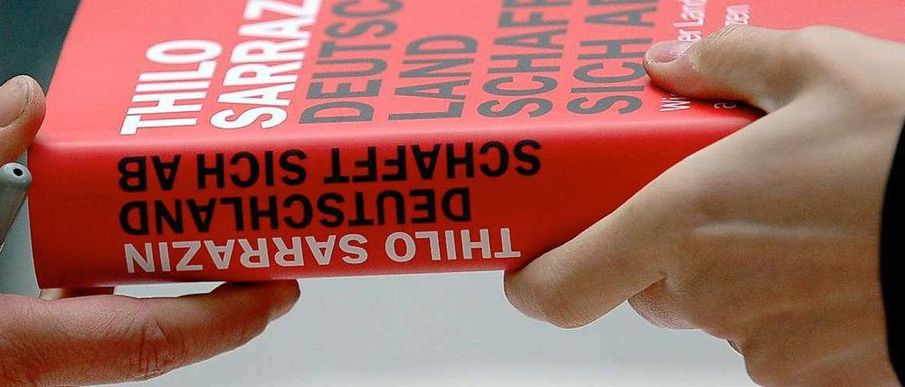 Der tschechische Künstler Martin Zet hatte dazu aufgerufen, das seiner Ansicht nach ausländerfeindliche Sarrazin-Buch an verschiedenen Sammelstellen abzugeben.