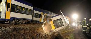 Nach der Kollision mit der Rinderherde entgleiste der Zug. 120 Feuerwehrleute waren am Freitagabend an der Unglücksstelle in Schleswig-Holstein im Einsatz.